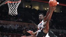 Americký pivot Mohamed Bamba (v bílém) zastavuje blokem kanadskou nadji R. J....