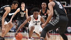 Americký rozehrávač Collin Sexton (v bílém) čelí přesile hráčů z Výběru světa... Americký rozehrávač Collin Sexton (v bílém) čelí přesile hráčů z Výběru světa...