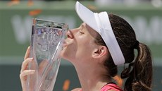 JE TO MOJE! Johanna Kontaová líbá trofej pro vítězku turnaje v Miami. JE TO MOJE! Johanna Kontaová líbá trofej pro vítězku turnaje v Miami.