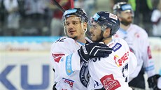 Liberetí hokejisté (zleva) Branko Radivojevi a Dominik Lakato slaví.