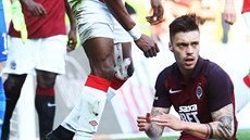 NA ZEMI. Sparťan Václav Kadlec v derby NA ZEMI. Sparťan Václav Kadlec v derby