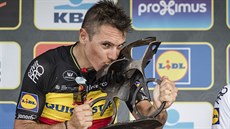 JE MOJE. Philippe Gilbert líbá trofej pro vítze Kolem Flander.