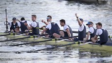 Posádka Oxfordu slaví skalp týmu Cambridge a vítězství v tradičním závodu... Posádka Oxfordu slaví skalp týmu Cambridge a vítězství v tradičním závodu...