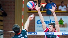 Budějovický volejbalista Filip Habr (čelem) nad sítí v utkání proti Karlovarsku. Budějovický volejbalista Filip Habr (čelem) nad sítí v utkání proti Karlovarsku.