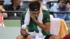 Roger Federer odpoívá bhem finále turnaje v Miami.