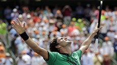 Roger Federer slaví triumf na turnaji v Miami.