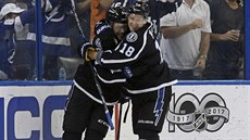 Brayden Point z Tampy (vlevo) přijímá gratulaci od Ondřeje Paláta. Brayden Point z Tampy (vlevo) přijímá gratulaci od Ondřeje Paláta.
