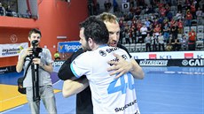DOBRÁ PRÁCE, HOCHU. Boleslavský trenér Jan Pazdera (čelem) slaví postup do... DOBRÁ PRÁCE, HOCHU. Boleslavský trenér Jan Pazdera (čelem) slaví postup do...