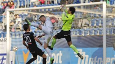 Příbramský gólman Aleš Hruška zasahuje v utkání proti Slovácku. Příbramský gólman Aleš Hruška zasahuje v utkání proti Slovácku.