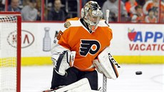 Brankář Philadelphie Steve Mason v akci Brankář Philadelphie Steve Mason v akci