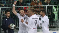 Karvinský útočník Tomáš Wágner (vlevo) slaví gól proti Slavii. Karvinský útočník Tomáš Wágner (vlevo) slaví gól proti Slavii.
