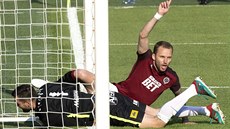 Sparťanský obránce Michal Kadlec překonává brněnského gólmana Dušana Melichárka. Sparťanský obránce Michal Kadlec překonává brněnského gólmana Dušana Melichárka.