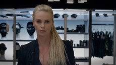 Charlize Theronová ve filmu Rychle a zbsile 8