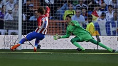 VYROVNÁNO. Útoník Atlétika Madrid Antoine Griezmann pekonává gólmana Realu...