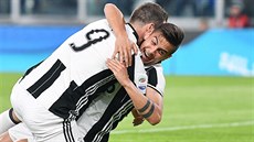 Paulo Dybala a Gonzalo Higuaín (zády) oslavují gól Juventusu proti Chievu. Paulo Dybala a Gonzalo Higuaín (zády) oslavují gól Juventusu proti Chievu.
