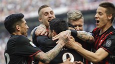 ZAČÁTEK KANONÁDY. Fotbalisté AC Milán oslavují gól Susa (zády uprostřed) do... ZAČÁTEK KANONÁDY. Fotbalisté AC Milán oslavují gól Susa (zády uprostřed) do...
