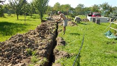 Pozemek stál jeden milion korun. Nejdíve bylo nutné pipravit základy.