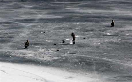 Mui rybaí na zamrzlé ece Jenisej nedaleko msta Krasnojarsk (13. dubna 2017)