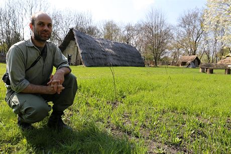 Michal Hejcman na políku, kde se zelenají rostliny rzných druh penic.