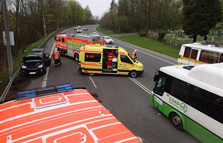 U karvinského hbitova havaroval osobák s autobusem. Pt zranných.