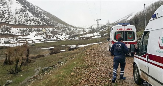 Turecké záchranáské sloky pátrají v oblasti, kde se zítil policejní vrtulník...