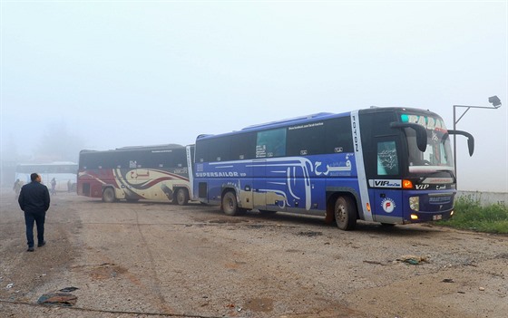 Autobusy, které pijely pro evakuované z vesnic Fúa a Kafrája v Sýrii.