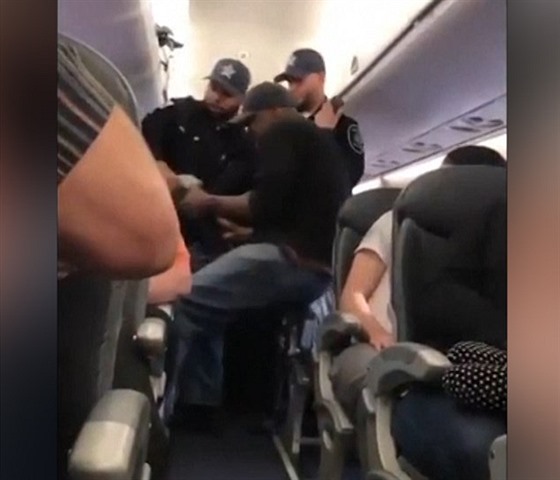 Cestujícího z letadla násiln odtáhla ochranka.