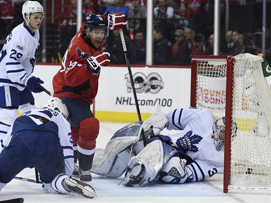 Justin Williams z Washingtonu se raduje z gólu do sít Toronta v prvním utkání...