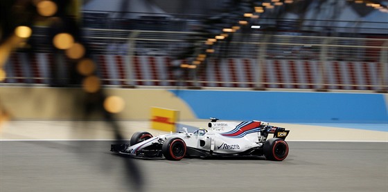 Lance Stroll s vozem Williams pi Velké cen Bahrajnu formule 1.