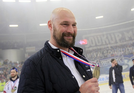 Trenér Komety Libor Zábranský se raduje ze zisku extraligového titulu.