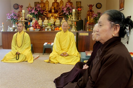 O buddhistický chrám se starají ti staré eny, které do Prahy pijeli z...