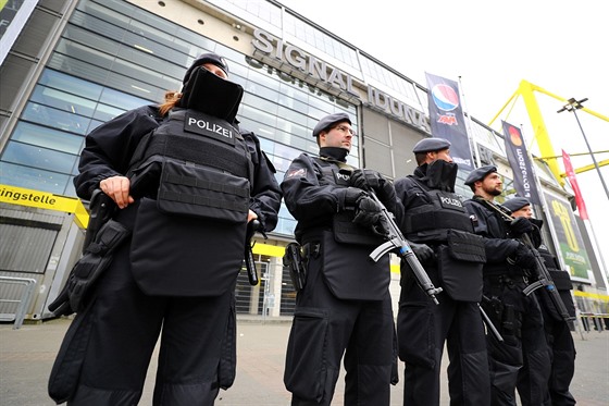 ZVÝENÁ BEZPENOSTNÍ OPATENÍ. Policejní dohled ped stadionem Dortmundu.