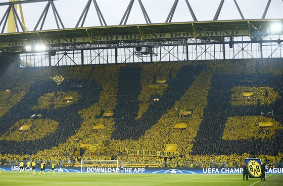 BVB. Choreo slavné dortmundské jiní tribuny bhem utkání mezi Borussií a...