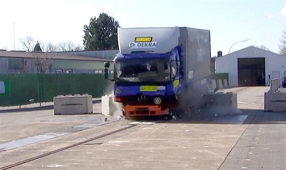 Test spolenosti Dekra ukázal, e kamion betonové zátarasy bez vtích problém...