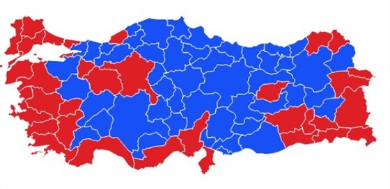 Hlasování podle tureckých regionů - modrá označuje převahu ANO, červená převahu...