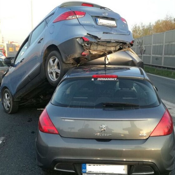 Na trboholské spojce najela auta na sebe (10.4.2017).