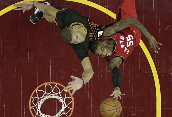 Delon Wright (55) z Toronta a Edy Tavares z Clevelandu bojují pod koem.