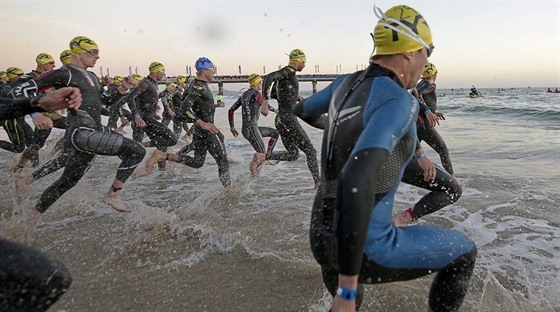 Závod Ironman v jihoafrickém Port Elizabeth sleduje kadý rok kolem 80 tisíc...