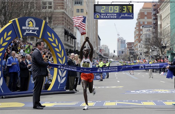 Geoffrey Kirui vítzí v Bostonském maratonu.