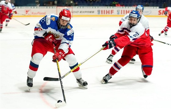 Filip Chytil napadá ruského soupee v utkání mistrovství svta hokejist do 18...