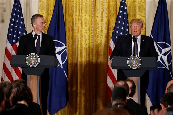 Americký prezident Donald Trump a generální tajemník NATO Jens Stoltenberg na...