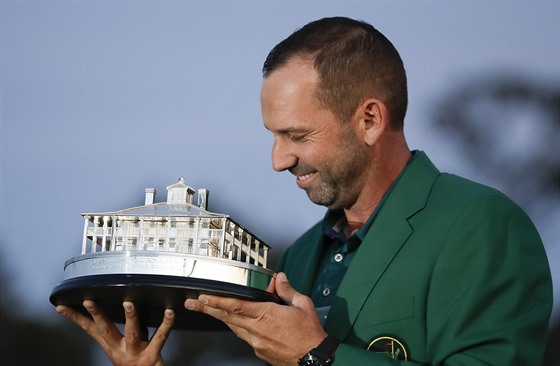 panlský golfista Sergio García s trofejí pro vítze Masters.v August.