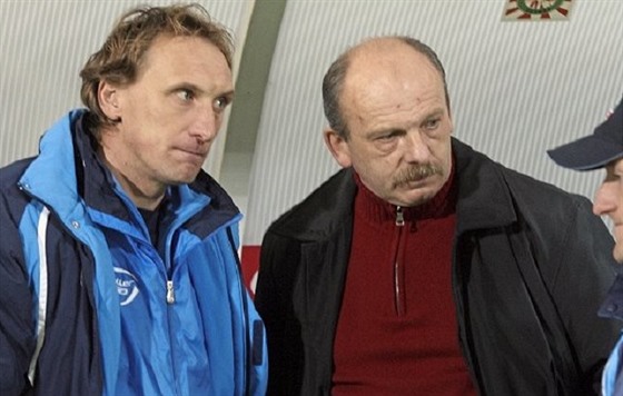 Trenéi Zdenk Beka (vlevo) a Stanislav Levý diskutují na lavice fotbalové...