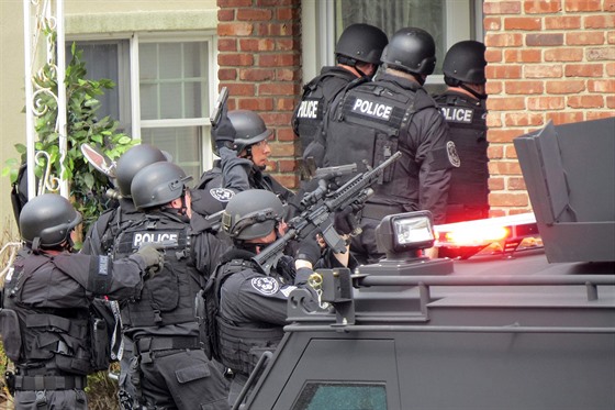 Policejní jednotka SWAT pi zásahu