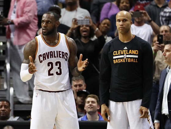 LeBron James (vlevo) a Richard Jefferson z Clevelandu se diví v závru zápasu s...