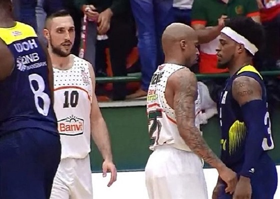 Bobby Dixon (vpravo) z Fenerbahce si s Jordanem Theodorem z Banvitu nevymuje...