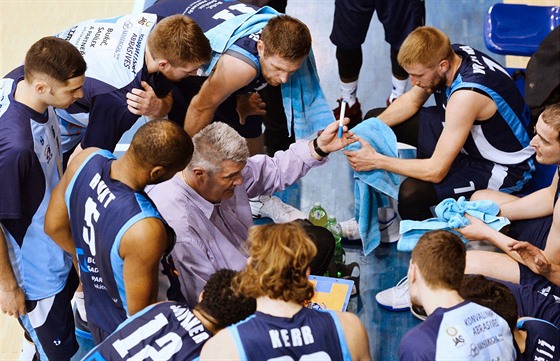 Kolíntí basketbalisté a jejich trenér Predrag Benáek pi time-outu.