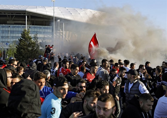 Nepokoje fanouk ped zápasem Evropské ligy Lyonu s Besiktasem, ilustraní foto