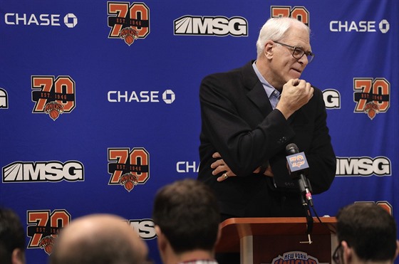 Phil Jackson, prezident New York Knicks, hodnotí ped novinái klubovou sezonu.