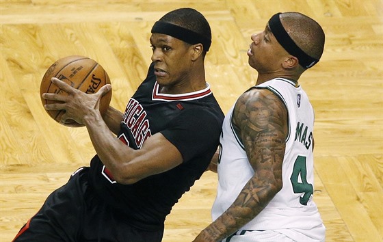 Rajon Rondo (vlevo) z Chicaga se tlaí do Isaiaha Thomase z Bostonu.